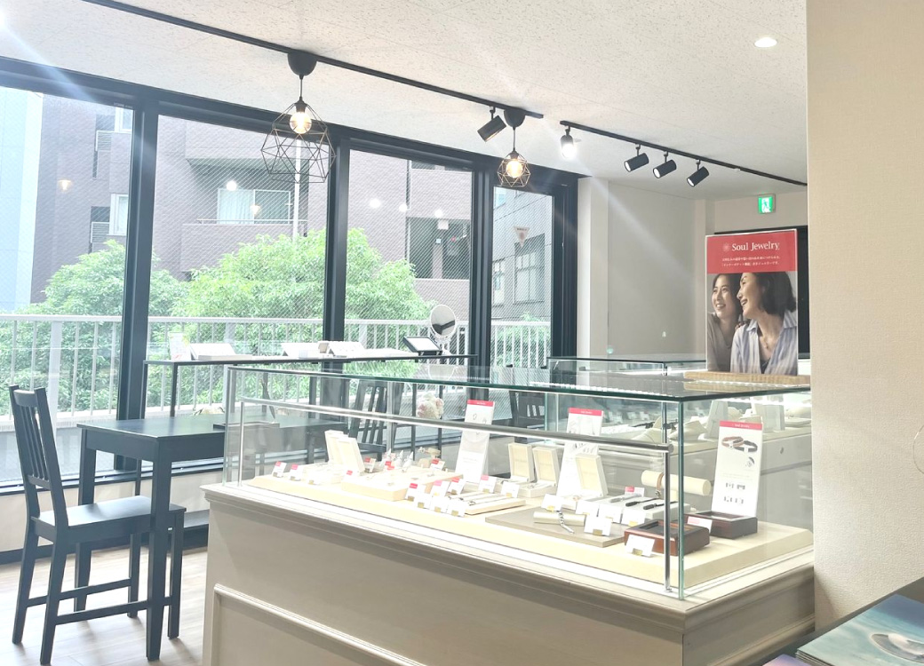 明るい店内エントランス